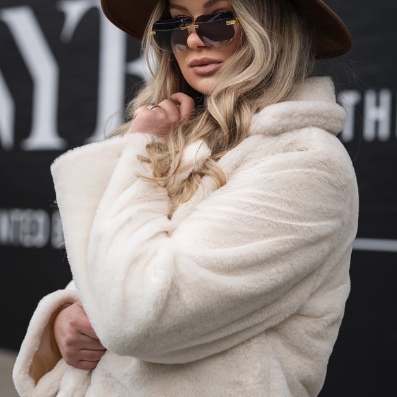 🤍 Revolve More to Come faux fur jacket - Picture 5 of 5